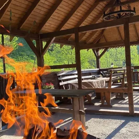 Hotel коло гір