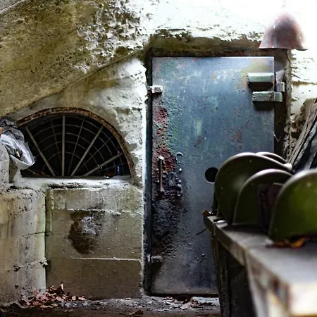 Hotel коло гір